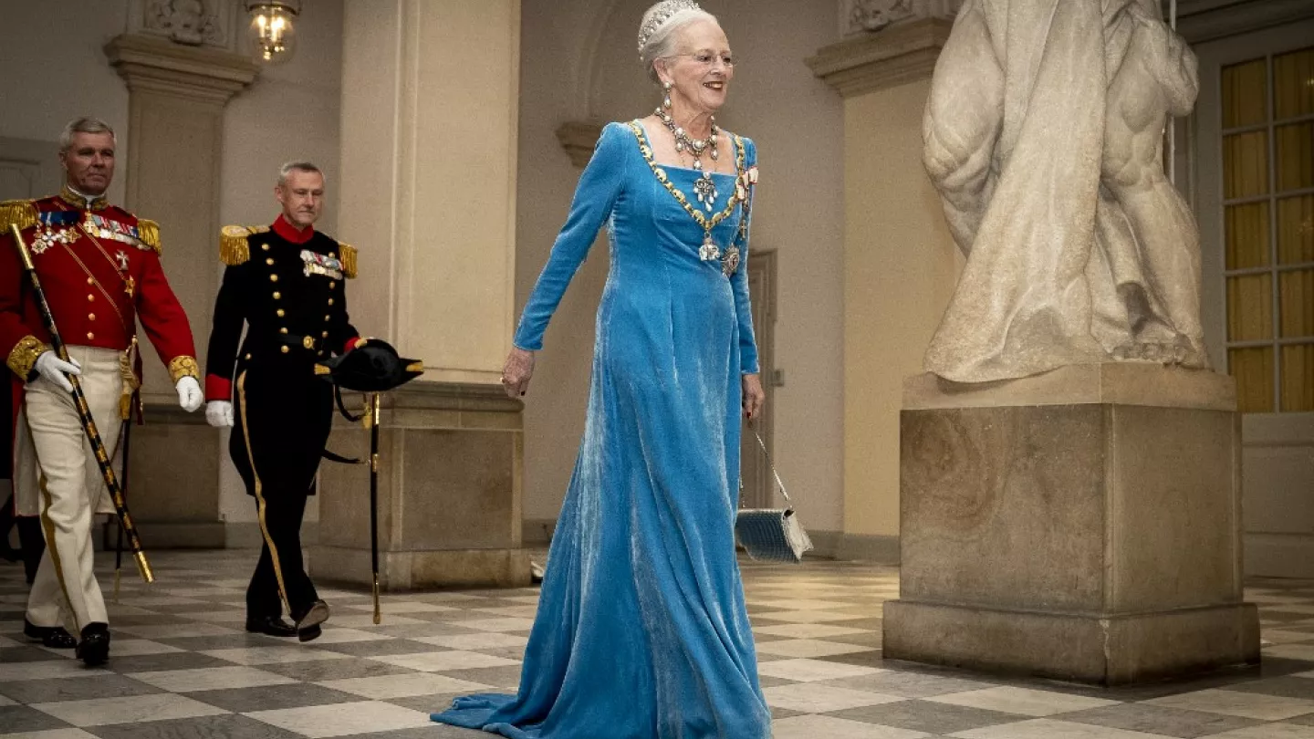 Ülke, dünyadaki en eski monarşiye sahiptir ve Kraliçe 2. Margrethe tarafından yönetilir.
