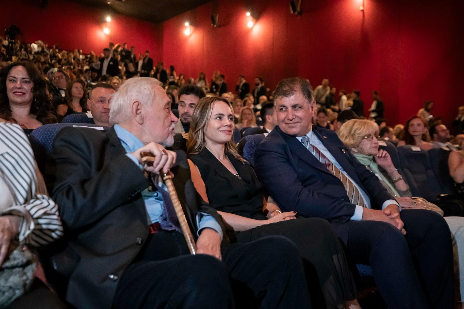 “Sanata doyduğumuz bir 5 yıl diliyorum”