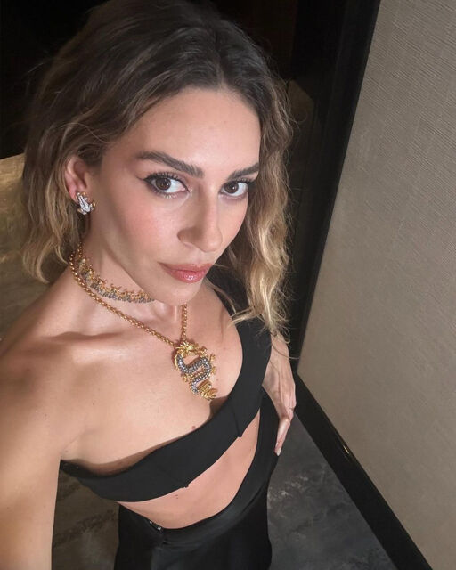 Sinem Kobal'ın Siyah Dekolteli Elbisesi Çok Konuşuldu