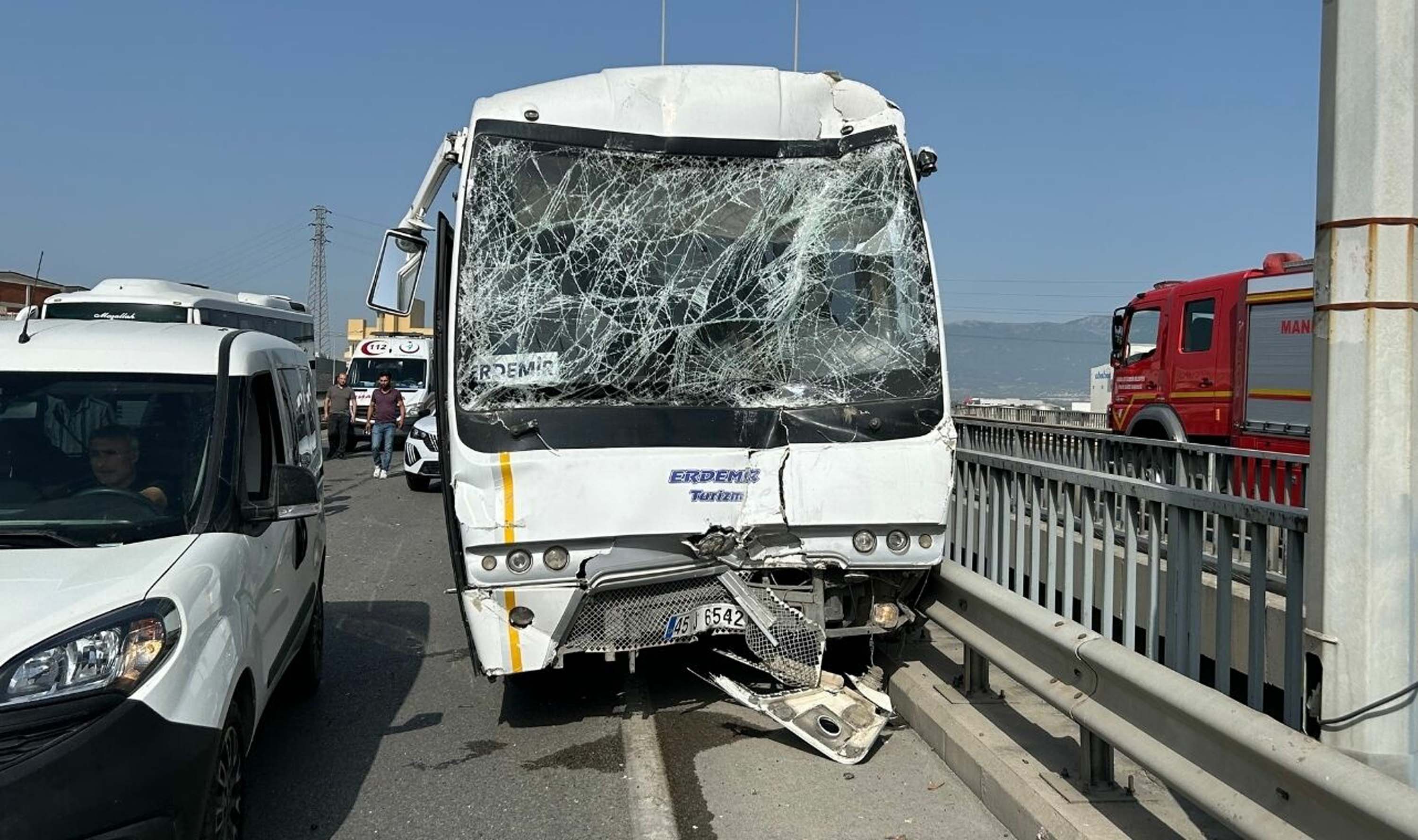 Manisa'da korkunç kaza: 2 Midibüs ve 1 otobüs çarpıştı, 35 yaralı!