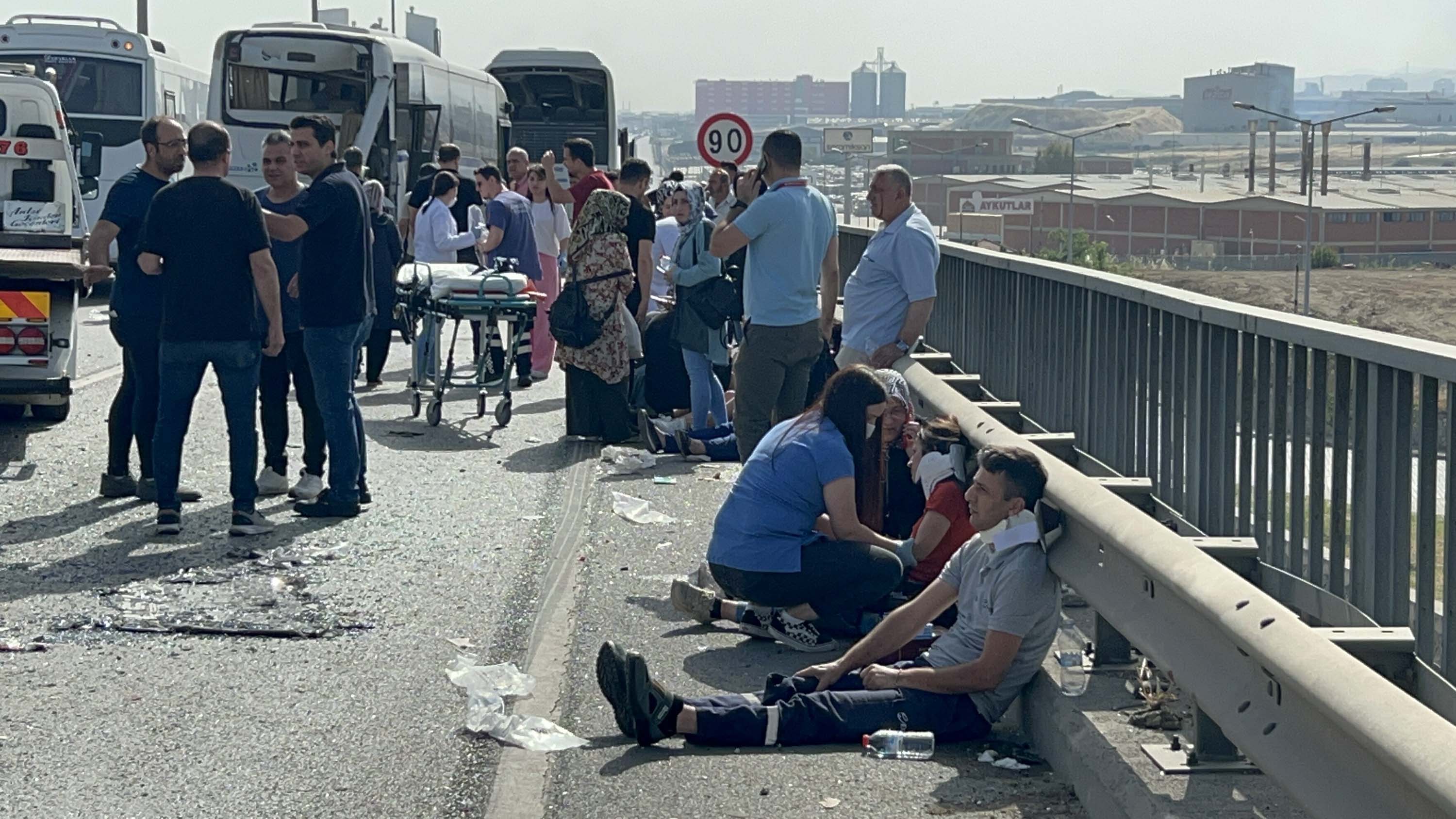 Manisa'da korkunç kaza: 2 Midibüs ve 1 otobüs çarpıştı, 35 yaralı!