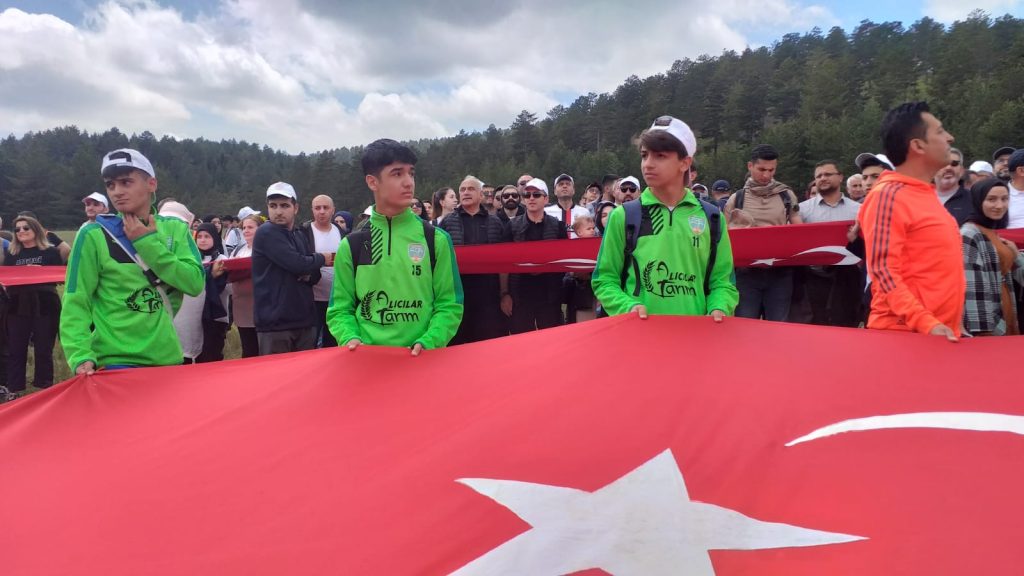 60 metre uzunluğundaki Türk bayrağı ve Atatürk posteri ile yürüyen vatandaşlar