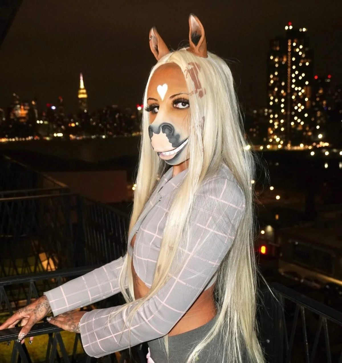 Stella Staillion isimli DJ kadın, yeni yüzüyle sık sık paylaşım yapıyor.