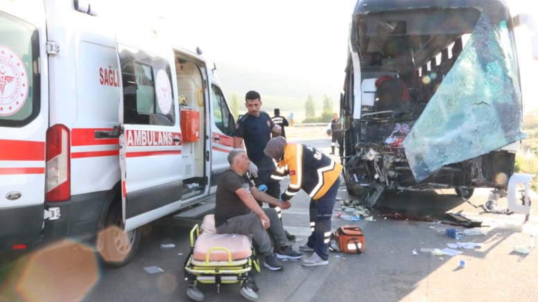 İhbar üzerine olay yerine itfaiye, sağlık, polis ve jandarma ekipleri sevk edildi. Yaralılar itfaiye ekipleri tarafından sıkıştıkları yerden çıkarıldı