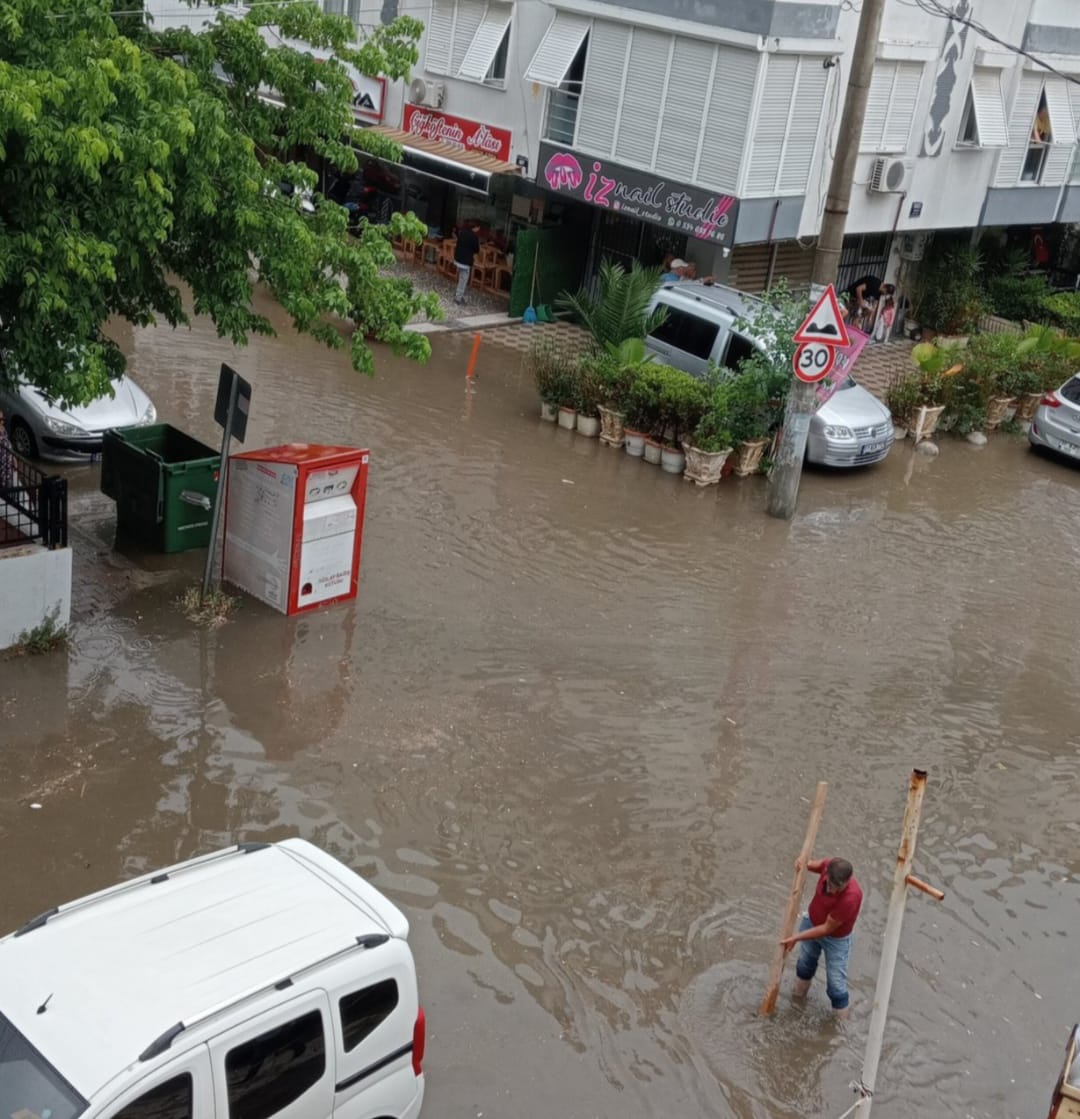 İZMİRDE SAĞANAK YAĞIŞ