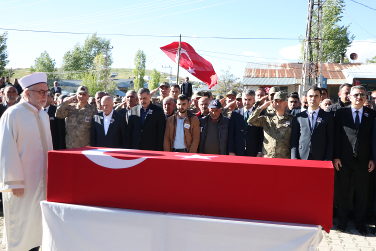 Köy bayraklarla donatıldı