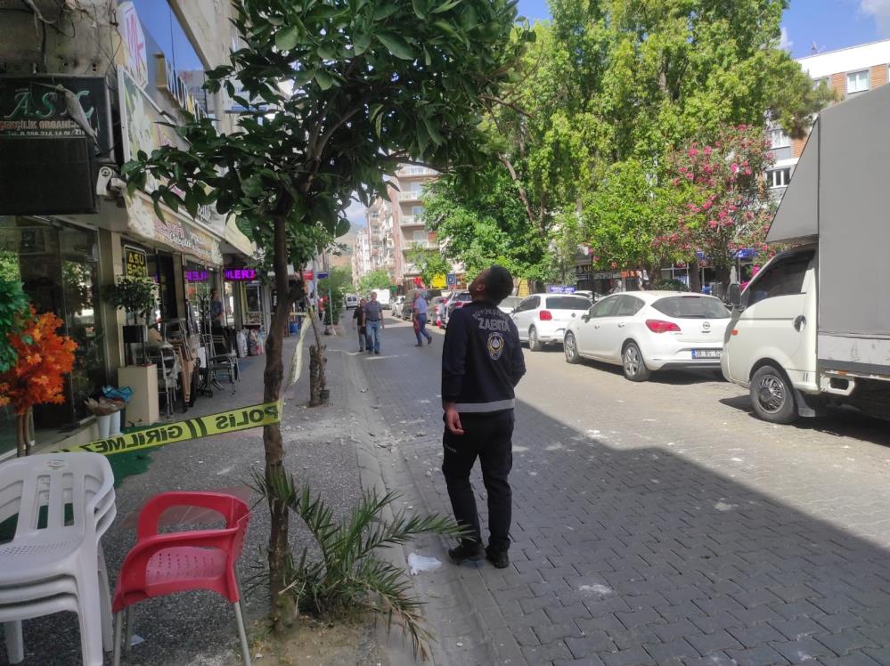 Efeler'de apartmandan kopan beton parçalar paniğe yol açtı!