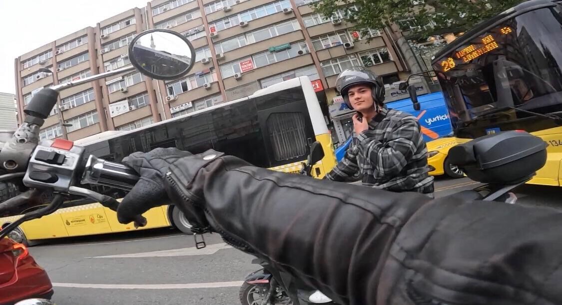 Annesinin çarptığını duyunca kahkahaya boğuldu