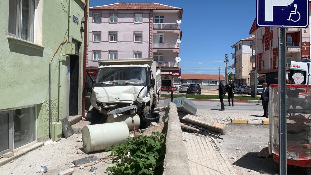 Kontrolden çıkan kamyonet binanın duvarına çarpıp 2 kişiyi yaraladı!