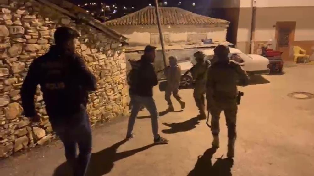 Aralarında polislerin de olduğu 21 şüpheli tutuklandı