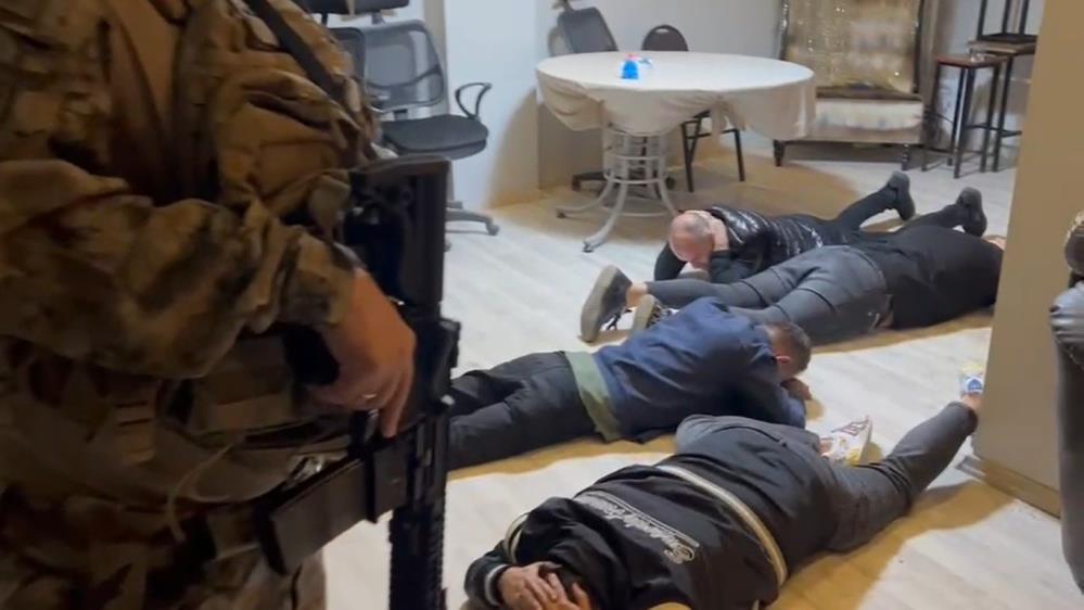Aralarında polislerin de olduğu 21 şüpheli tutuklandı