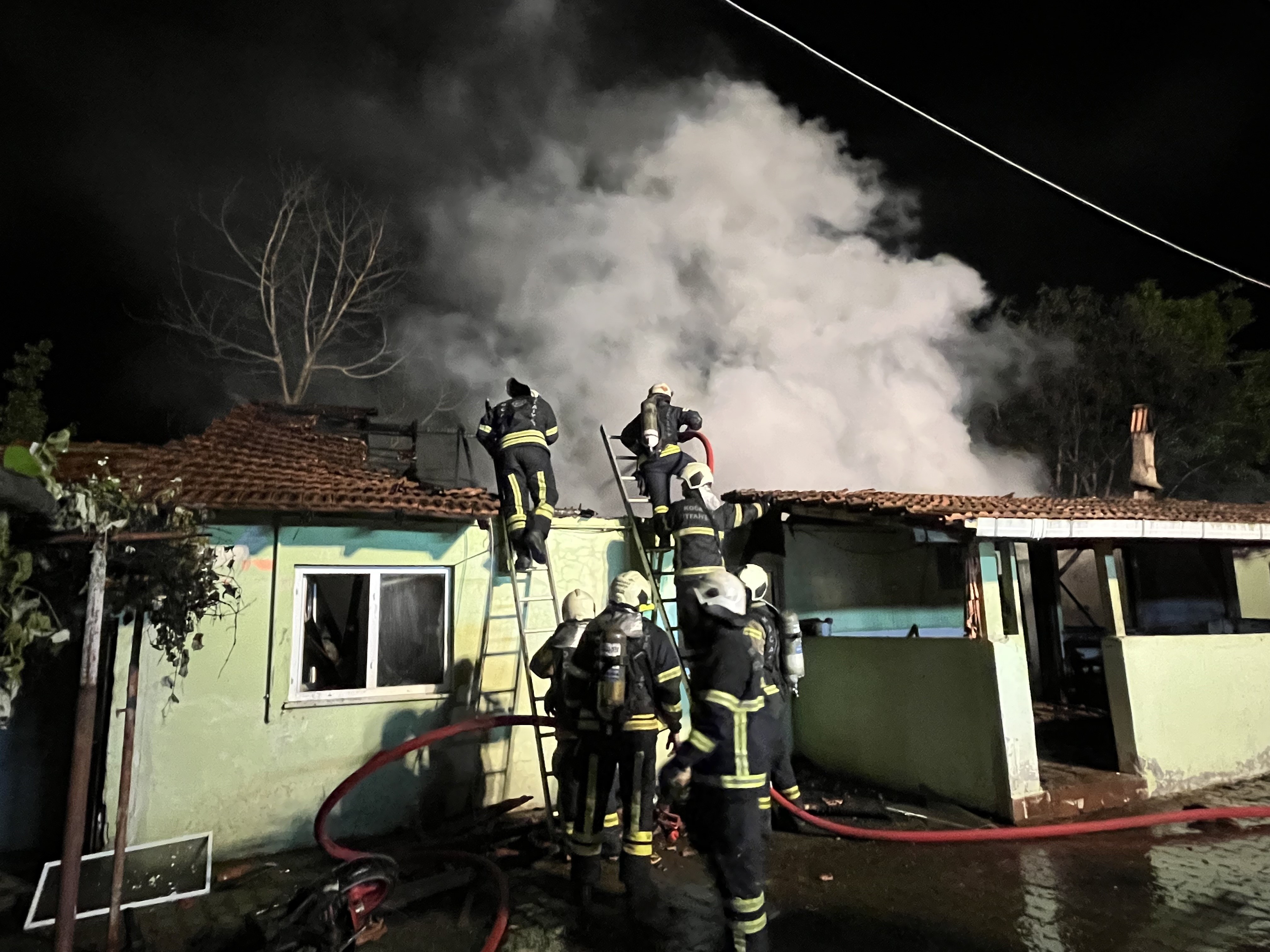 Yangın, dün saat 22.30 sıralarında Arslanbey Mahallesi İzmit Caddesi’ndeki tek katlı evde meydana geldi. Alkollü olduğu öğrenilen S.Y. (45), annesi K.Y. (75) içeride bulunduğu sırada evi ateşe verdi.
