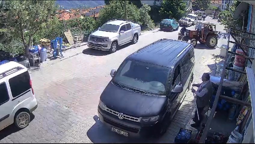 Genç motosiklet sürücüsü traktörle kafa kafaya çarpıştı! Metrelerce savruldu