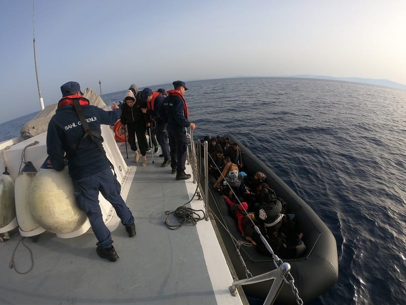 Dikili ve Urla'da göçmen kaçakçılığı! 48 göçmen kurtarıldı