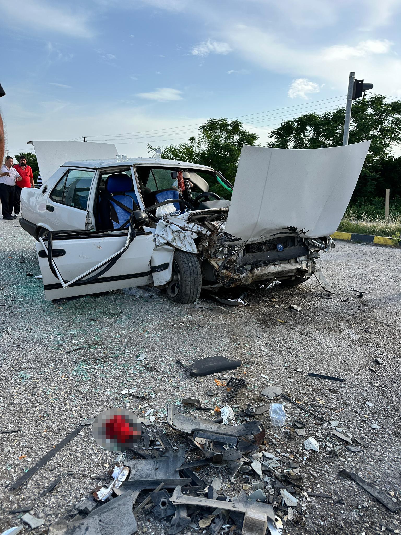 Hatay'ın Erzin ilçesinde yolcu otobüsü ile çarpışan Tofaş marka otomobilin sürücüsü yaralandı.