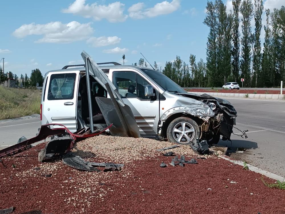 Afyonkarahisar'da kaza: Araçlar çarpıştı, otomobil takla attı, 4 yaralı!