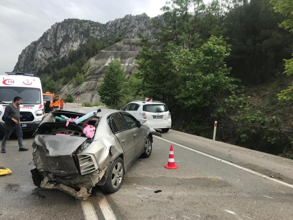 Kaza, saat 16.00 sıralarında Burdur’un Ağlasun ilçesi Çamlıdere köyü Isparta-Antalya karayolunda meydana geldi.