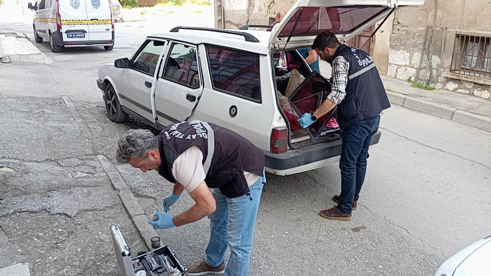 Olay, Kale Mahallesi Harmanlar 1. Sokak üzerinde gerçekleşti. Edinilen bilgiye göre, kimliği belirsiz 2 kişi sokak üzerindeki bir otoparka gelerek bir otomobilin arka camını söküp içeri girdi.