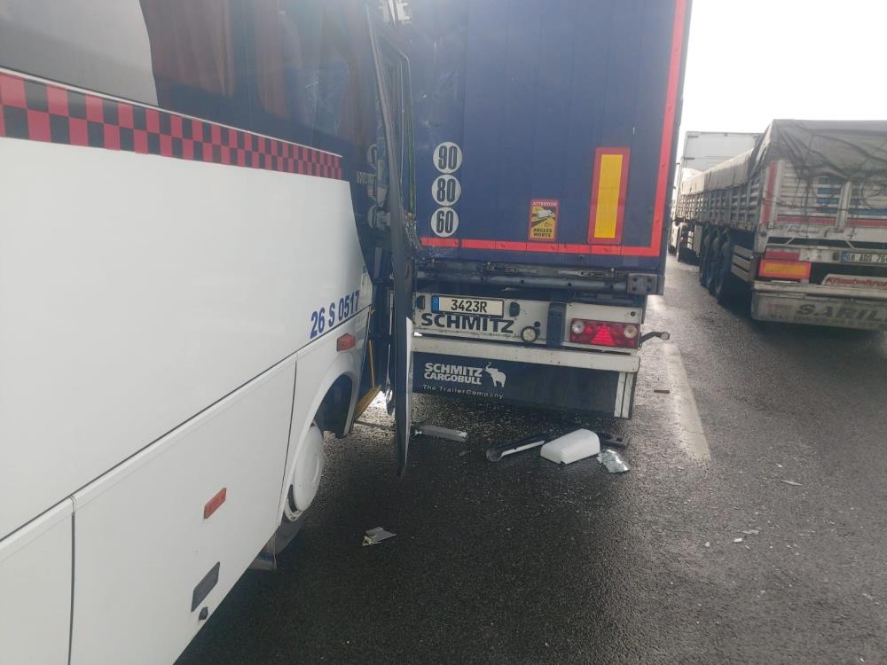 Kaza, Eskişehir-Ankara karayolu 71 Evler Mahallesi yakınlarında meydana geldi. Edinilen bilgilere göre, Ahmet A., idaresinde 26 S 0517 plakalı işçi servisi, yağışlı havanın etkisiyle duramayarak önünde seyir halinde bulunan Cabbar T.’nin kullandığı yabancı plakalı tıra arkadan çarptı.