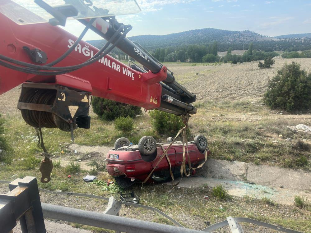 Afyonkarahisar'da korkunç kaza: Takla atan araç hurdaya döndü, 4 yaralı!