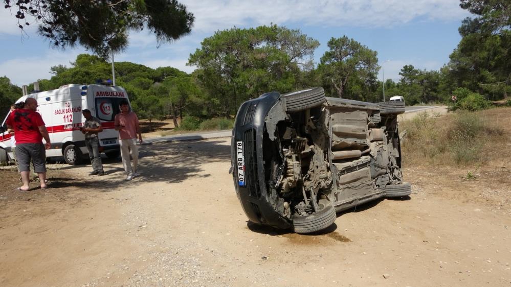 Yol kenarında bulunan beton bloklara çarpan ve takla atan araçta bulunan sürücü Şule Bal ile birlikte Melda Avara, 