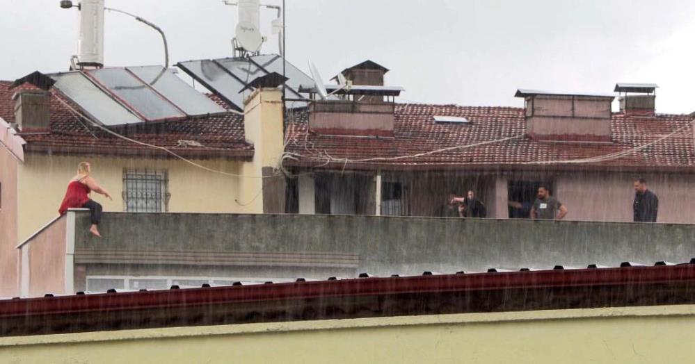 Kadını çatıda gören çevredeki vatandaşlar durumu 112 Acil Çağrı Merkezine bildirdi. İhbarla birlikte bölgeye sağlık, polis ve itfaiye ekipleri sevk edildi. 