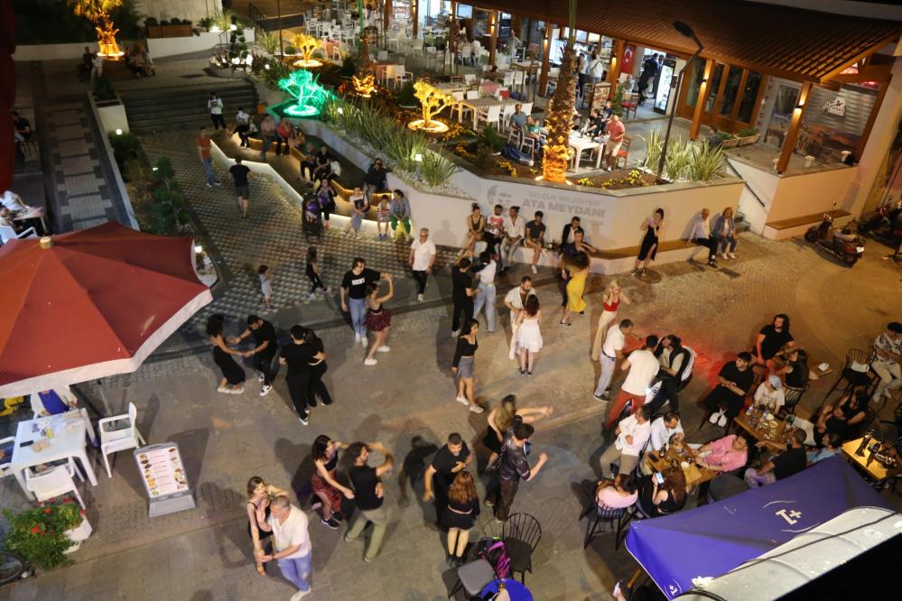 Dans eğitmenleri ve dans okulundaki öğrencilerin gerçekleştirdiği birbirinden güzel koreografiler Efes Selçuk’lu vatandaşlardan tam not aldı.