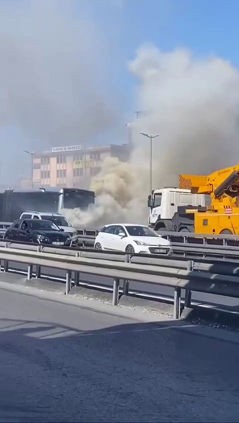 Olay yerine sevk edilen itfaiye ekipleri yangını söndürmek için çalışma başlatırken, seferlerde aksama meydana geldi.