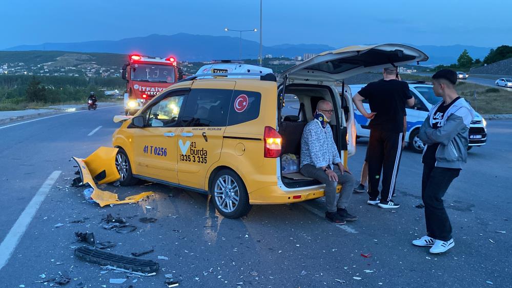 Araçlarda yolcu olarak bulunan F.B., N.T. ile 2 sürücü ambulansa alındı. İlk tedavileri ambulansta yapılan 4 yaralı çevre hastanelere kaldırıldı.