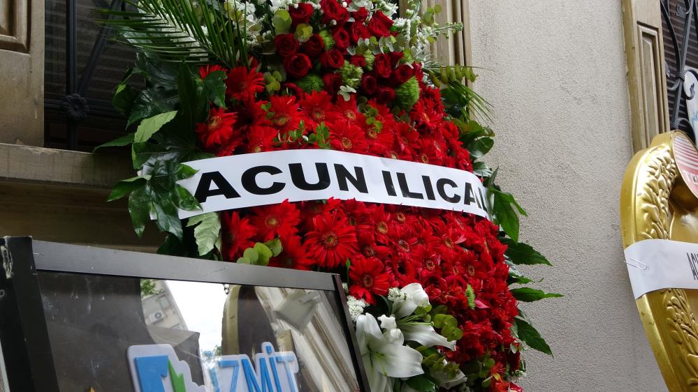 acun ılıcalı çelenk gönderdi