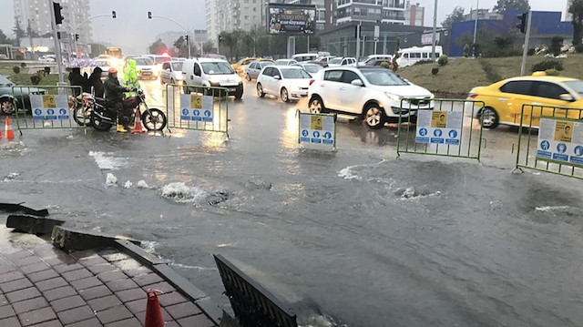 Adana'da 1 saatlik sağanak, şehri felç etti!