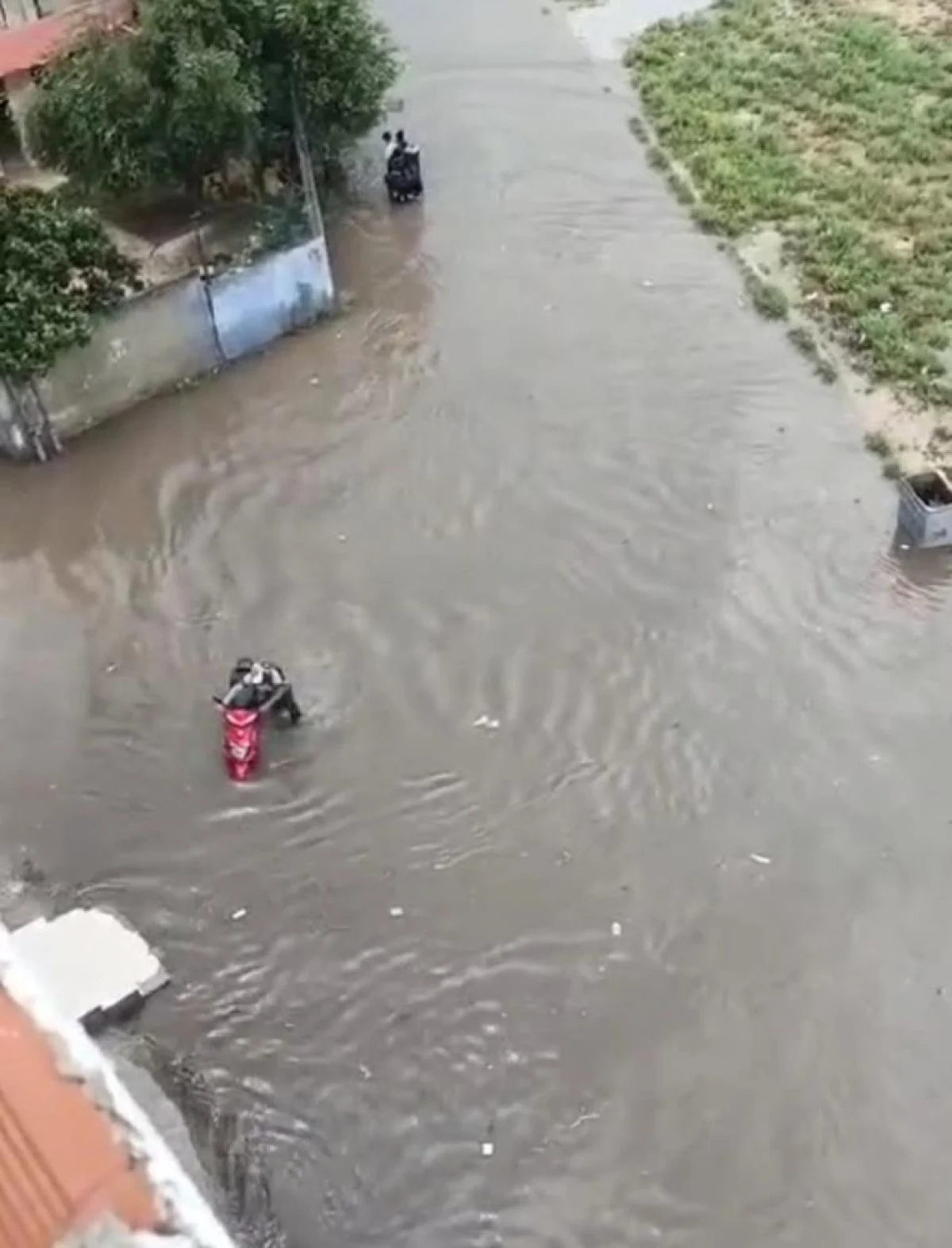 Adanada Çocuklar Yağmur Suyunda Yüzdü