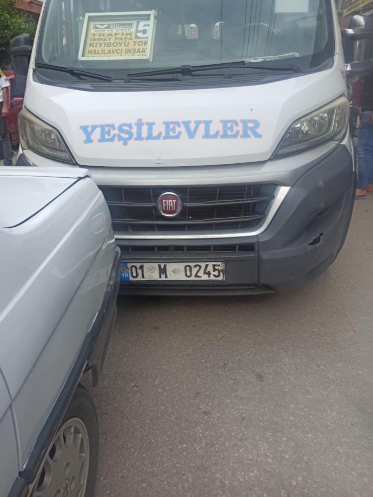 Ziyaretin ardından kullandığı otomobille ilçeye dönen Osman Kozan, sürücüsünün ismi öğrenilemeyen 01 M 0245 plakalı ile dolmuş sürücüsü ile yol verme meselesi yüzünden tartıştı.