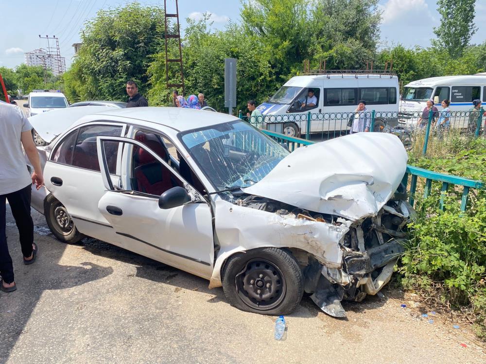 smail Akıllıoğlu yönetimdeki 01 ASC 598 plakalı Ford marka otomobil 