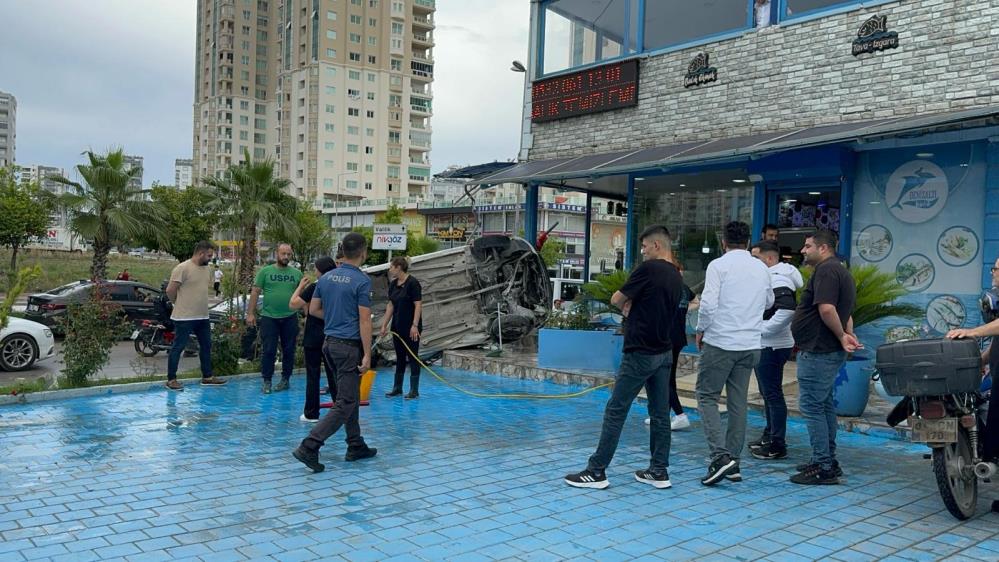 Sürücüsünün ismi henüz öğrenilemeyen 01 ATA 703 plakalı Peugeot marka otomobil, yağmur nedeniyle kayganlaşan yolda kontrolden çıkarak balıkçı dükkanına çarptı. 