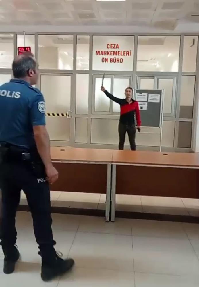 polis kontrol noktasında bıçak çıkartıp, “Kardeşlerim beni size gönderen Yüce Allah, beni bu dünyaya bir mehdi olarak gönderdiyse bu da sizlerin iyiliği ve doğru yolu bulması içindir.