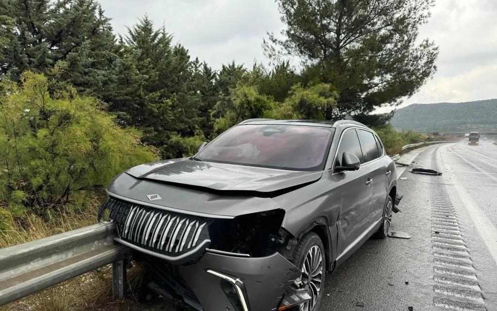 Kaza yerinden gelen görüntülerde, gri renkli Togg'un yol kenarındaki refüjlere çarptığı ve aracın sol ön farından giren refüjün arka bagajdan çıktığı görülüyor. 