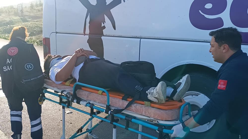 Bölgeye gelen sağlık ekipleri ambulanslarla yaralıları hastanelere kaldırdı