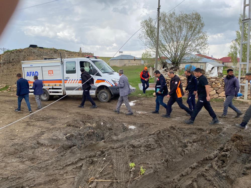 Çevredekilerin 112 Acil Çağrı Merkezine ihbarı üzerine, olay yerine AFAD ekibi, jandarma ve sağlık ekipleri sevk edildi.