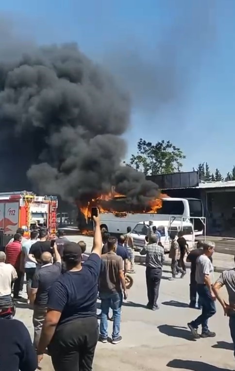 park halindeki bir otobüste henüz bilinmeyen bir nedenden ötürü yangın çıktı