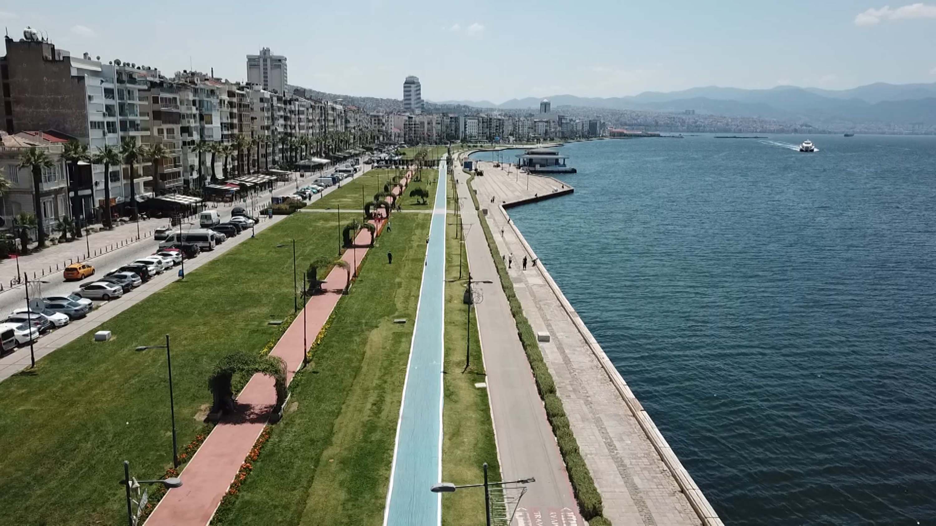 11. Kordon: Kordon deyince aklınıza göbek kordonu gelmesin! İzmir'de kordon, denize paralel caddelerin adıdır. Kordon boyu yürüyüş yapmak oldukça keyiflidir.