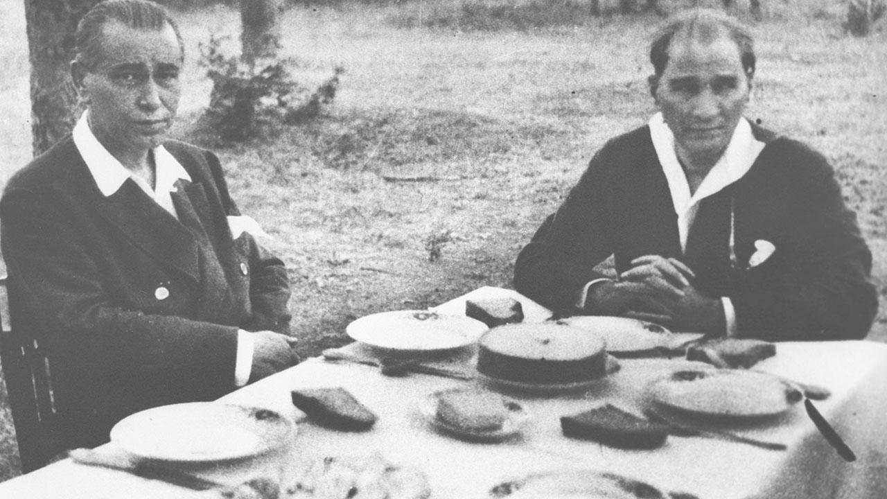 Atatürkün favori yemeğini duyunca saşıracaksınız. En sevdiği yemek kuru fasulye ve pilavdır.
