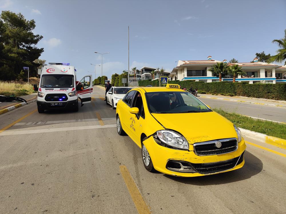 Akan trafikte kontrolsüz karşı şeride çıkan K.M, İ.B. idaresindeki 09 T 4196 plakalı ticari taksi ile çarpıştı.