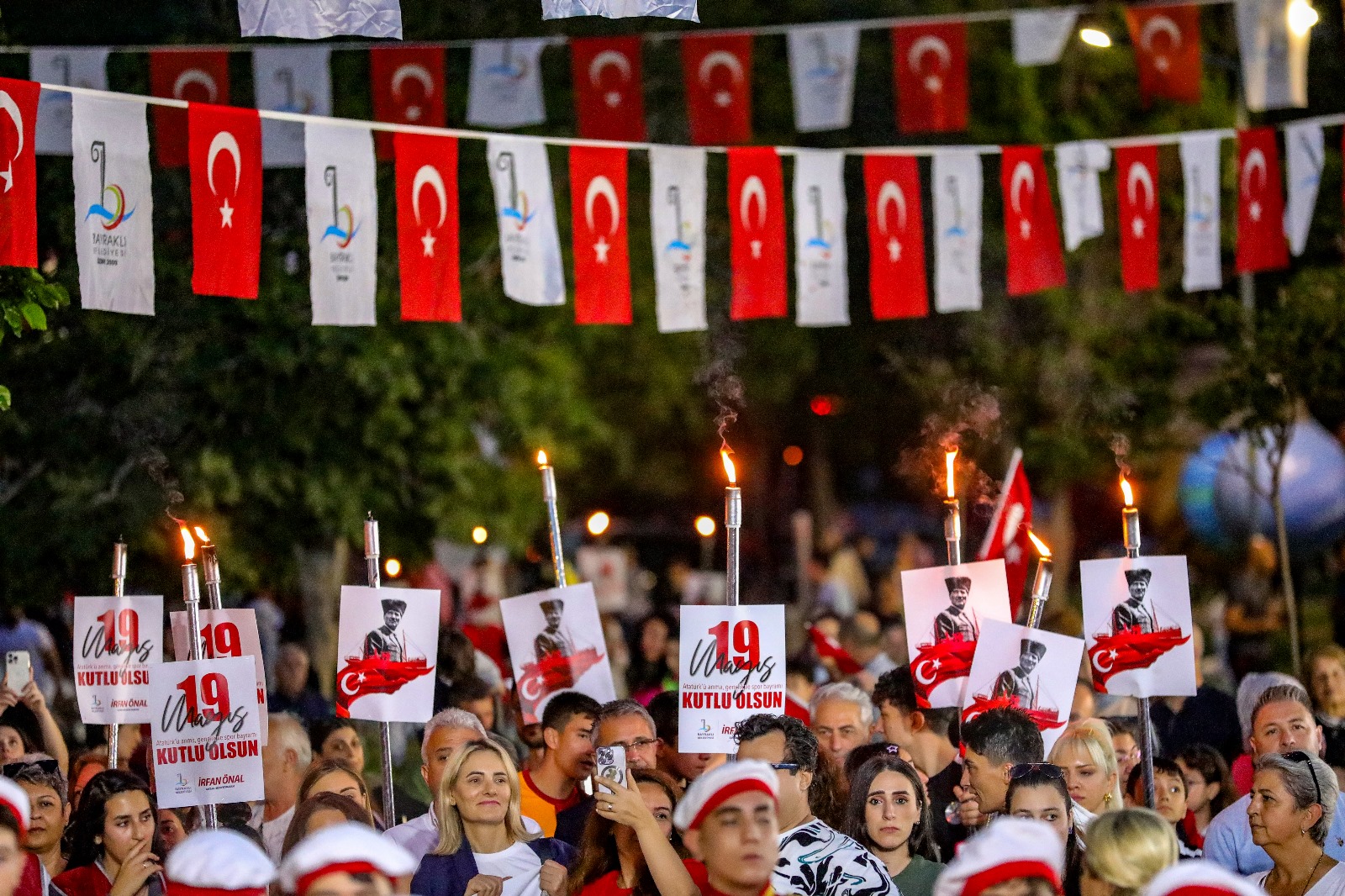 Meşaleler Bayraklı’yı aydınlattı