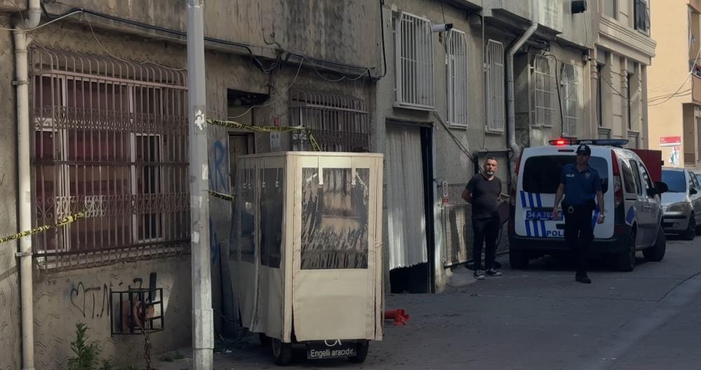 Silah seslerini duyan çevredeki vatandaşların ihbarı üzerine olay yerine polis ve sağlık ekipleri sevk edildi.