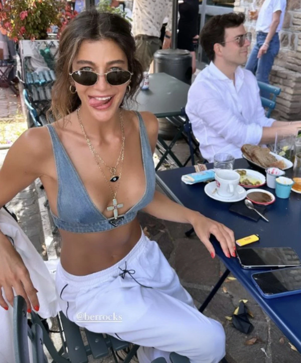 Bir fotoğrafta, Tüzünataç'ın haça benzeyen kolyesi ön plandaydı. Bu paylaşım, takipçileri tarafından büyük ilgi gördü. 