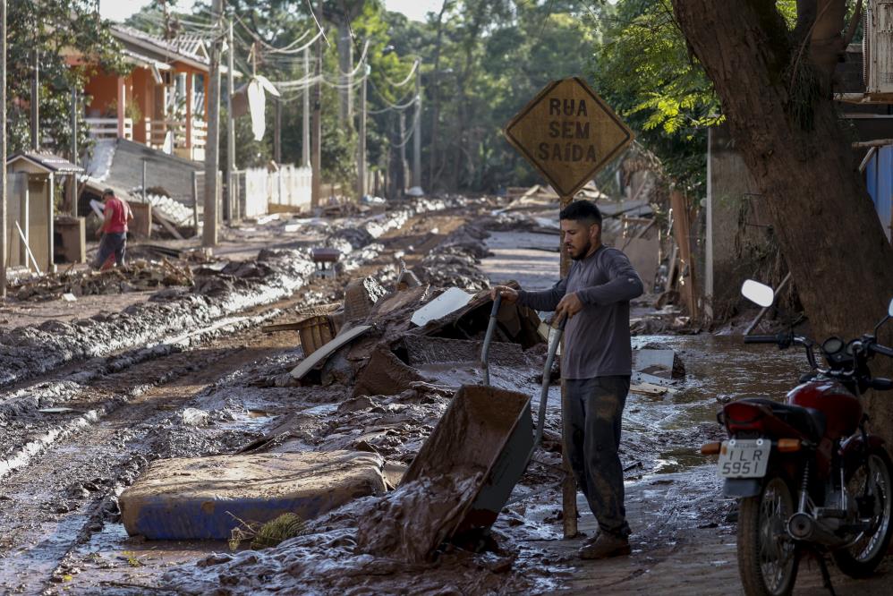 Sel nedeniyle 164 binden fazla kişinin de evlerini terk etmek zorunda kaldığı aktarıldı