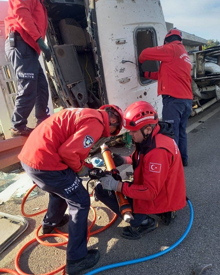 Kazayı haber alarak olay yerine giden Balıkesir İtfaiyesi Burhaniye Gurup Amirliğine bağlı ekipler yaralı Serkan A.’yı çıkararak ambulansa teslim etti.