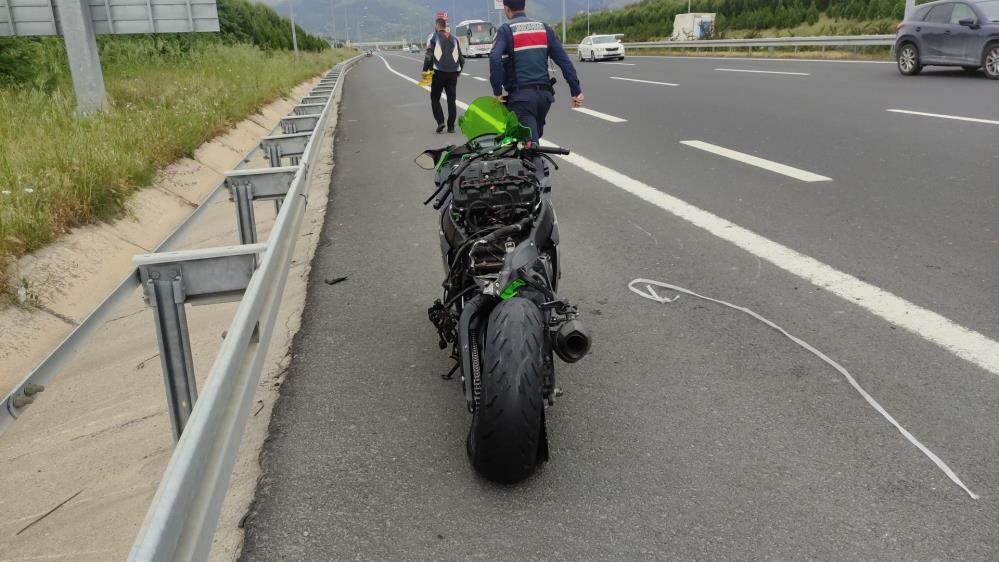 Çarpışmanın etkisiyle, iki motosiklet sürücüsü de metrelerce sürüklendi