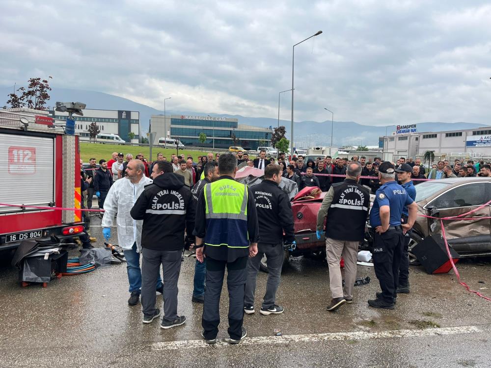 İhbar üzerine bölgeye çok sayıda sağlık itfaiye ve polis ekibi sevk edildi. 